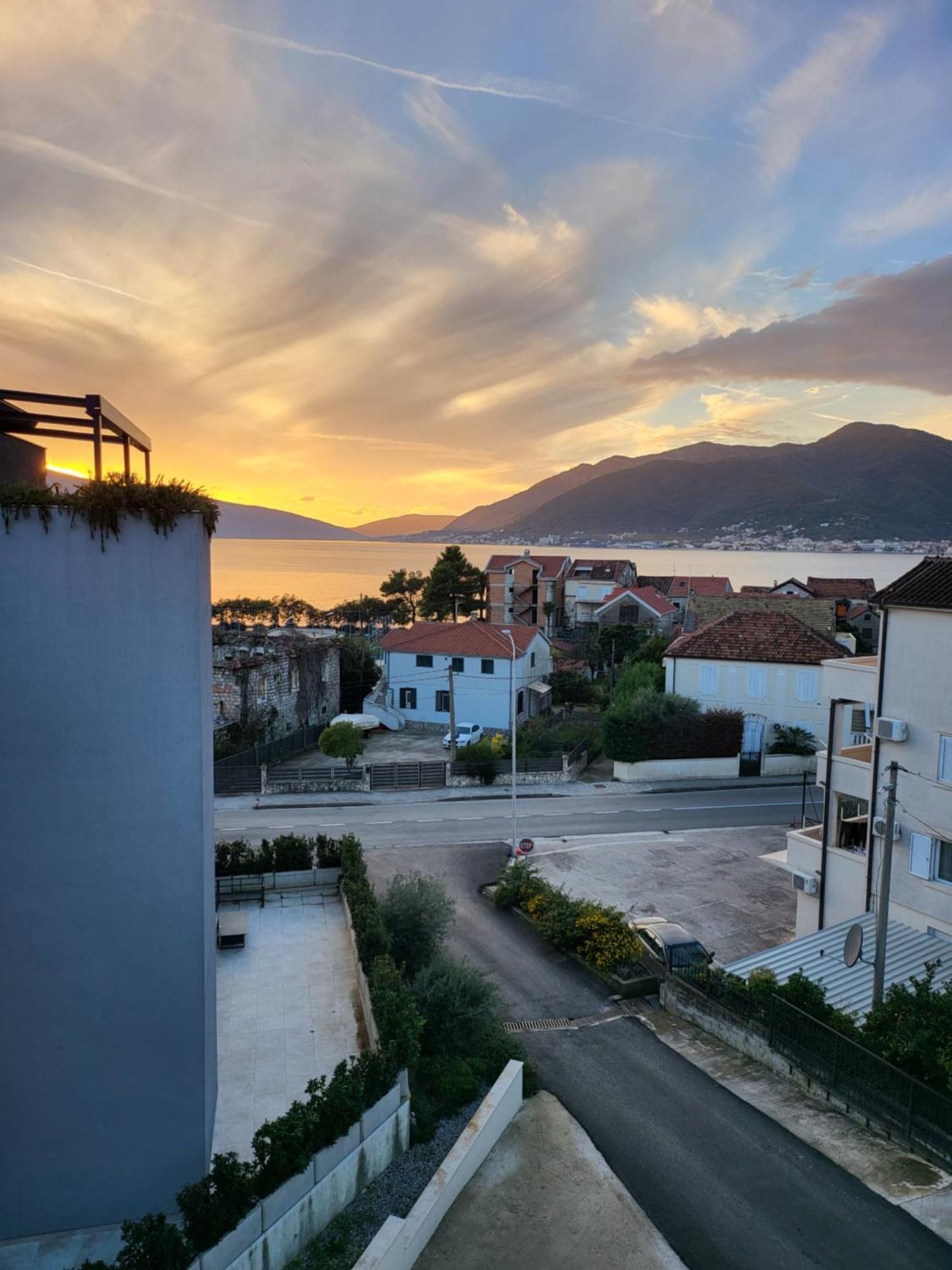 New! Stylish 2 Bedroom Condo With View & Pool Τίβατ Εξωτερικό φωτογραφία